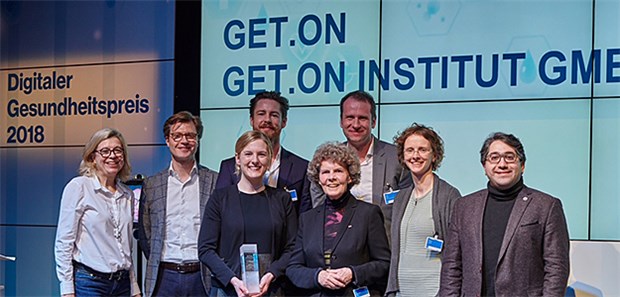 50.000 Euro für innovative Start-ups Preisverleihung des Digitalen Gesundheitspreis 2018 mit dem Gewinner Get.On: 1. Reihe von links Dr. Sidonie Golombowski-Daffner, Stephan Eder, Dr. Elena Heber, stellvertretende Geschäftsführerin Get.On, Jurymitglied Dr. Heidrun Mollenkopf, Jurymitglied Dr. Regina Vetters, Jurymitglied Manouchehr Shamsrizi. 2. Reihe von links Dr. David Daniel Ebert, Get.On und Prof. Dr. Dirk Lehr Get.On