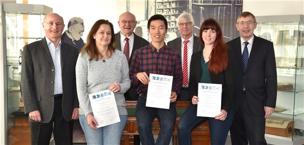 Nachwuchspreis in Langen vergeben Preisverleihung in Langen: Prof. Johannes Löwer (Vorsitzender des Vereins zur Förderung des Langener Wissenschaftspreises), Prof. Ute Modlich i.V. Dr. Saskia Kohlscheen, Langens Bürgermeister Frieder Gebhardt, Dr. Bingfu Jiang, Walter Metzger (Vertreter der Sparkasse Langen-Seligenstadt), Dr. Simone Dudek und PEI-Präsident Professor Klaus Cichutek.