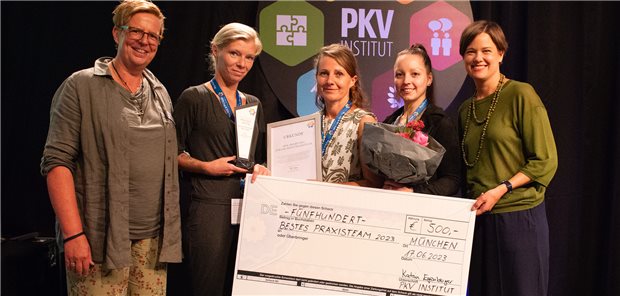 Deutschlands bestes MFA-Praxisteam arbeitet in Sauerlach Preisverleihung in München: Der MFA-Award 2023 für Deutschlands bestes Praxisteam geht an das Team der Hausarztpraxis Dr. Christoph Andratschke in Sauerlach (v.l.): Iris Schluckebier, Teilnehmerbetreuerin beim PKV Institut, die drei MFA Bianca Gnirß, Nicole Fiebiger, Michelle Hofmeister und Katrin Egenberger, Geschäftsführerin des PKV Instituts.