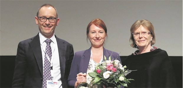 Von-Basedow-Preis für Arbeit zu seltener Erbkrankheit Preisverleihung in Würzburg: v.l. Professor Martin Reincke (Präsident der DGE), Dr. Doreen Braun (Preisträgerin des Basedow-Preises 2017) und Brigitte Knopp vom Unternehmen Henning.