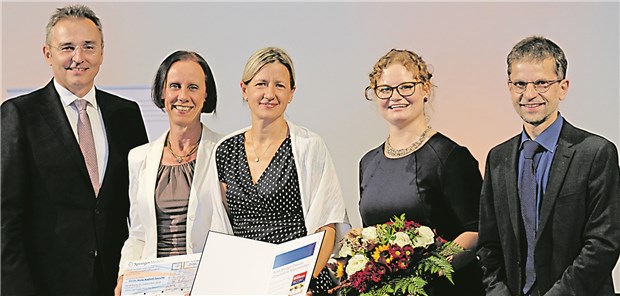 Julius Springer-Preis für Rheumatologie 2018 verliehen Preisverleihung (vlnr): Joachim Krieger (Geschäftsführung Springer Medizin Verlag), Monika Kretz (Head of Journals & ePublishing Springer Medizin Verlag), PD Dr. Anne-Kathrin Tausche (Preisträgerin 2018), Melanie Goldschmidt (Managing Editor, Zeitschrift für Rheumatologie), Professor Ulf Müller-Ladner (Editor-in-Chief, Zeitschrift für Rheumatologie). DGRH/Hauss