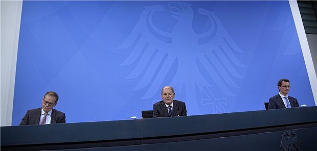 Bund und Länder halten Tür für weitere Anti-Corona-Maßnahmen offen Premiere: Bundeskanzler Olaf Scholz (M, SPD), informiert die Presse nach den Beratungen mit den Ministerpräsidenten der Länder zusammen mit NRW-Chef Hendrik Wüst (r, CDU) und Berlins Regierendem Bürgermeister Michael Müller (SPD).
