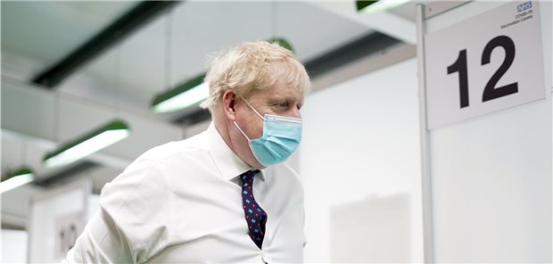 UK: 110.000 Ärzte und weitere NHS-Beschäftigte fallen wegen COVID aus Premierminister Boris Johnson ordnete zum Jahreswechsel alle Gesundheitsverwaltungen und staatlichen Kliniken im Königreich an, bestehende Notfallpläne zu checken und gegebenenfalls zu aktualisieren.