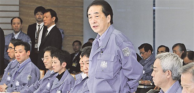 Kans Vision einer atomfreien Welt Premierminister Naoto Kan (r.) bei einem seiner vielen Krisensitzungen nach der Havarie von Fukushima.