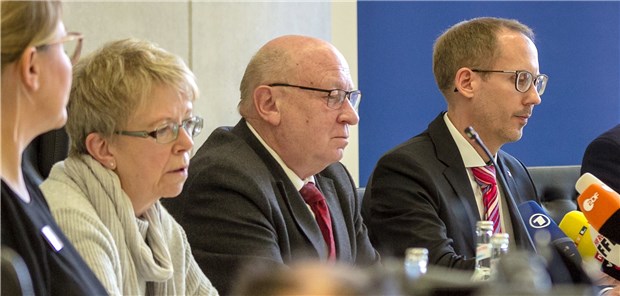 Italien-Reisender bringt Corona-Virus nach Hessen Pressekonferenz in Wetzlar zum ersten Coronavirus-Patienten in Hessen mit Gisela Ballmann, Leiterin des Gesundheitsamtes Lahn-Dill-Kreis, Landrat Wolfgang Schuster und Hessens Sozialminister Kai Klose (v.l.).