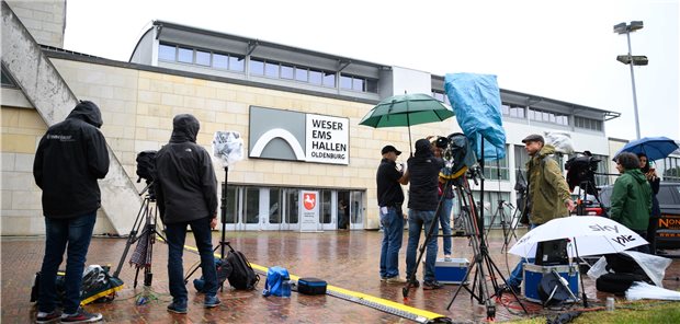 Mordserie Niels H.: Nun stehen Ärzte und leitende Pflegekräfte vor Gericht Pressevertreter warten während des letzten Prozesstages gegen den Patientenmörder H. vor der Weser-Ems-Halle. Nun beginnt im Zusammenhang mit der Mordserie ein neuerlicher Prozess gegen ehemalige Kollegen, Ärzte und Klinikverantwortliche. (Archivbild)