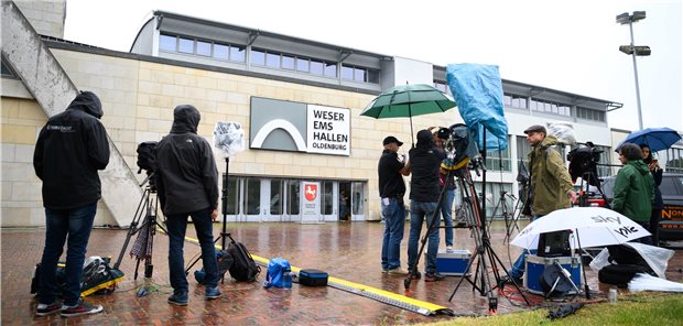 Niels H.: Nun müssen sich auch Ärzte rechtfertigen Pressevertreter warten während des letzten Prozesstages gegen den Patientenmörder Niels H. vor der Weser-Ems-Halle: Nun hat im Zusammenhang mit der Mordserie ein neuerlicher Prozess gegen ehemalige Kollegen, Ärzte und Klinikverantwortliche. (Archivbild)