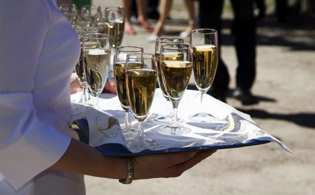Deutsche Wirtschaft in Champagner-Laune Prickelnde Stimmung: Für die Wirtschaft darf es jetzt statt Sekt die französische Edelvariante sein.