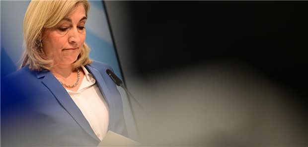 Bundesgesundheitsministern Nina Warken blickt skeptisch drein.