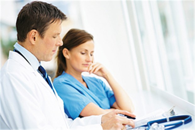 Primary Nursing stärkt Pflegekräfte Primary Nursing soll auch zu einem partnerschaftlicheren Verhältnis zwischen Ärzten und Pflegekräften führen.