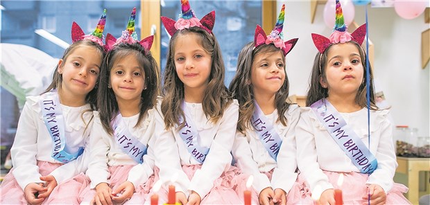 Glück im Format fünf mal fünf Prinzessinen-Power: Die Fünflinge Evelyn (l-r), Justina, Josefina, Melissia und Maria bei ihrer Geburtstagsfeier in der Uniklinik Münster.