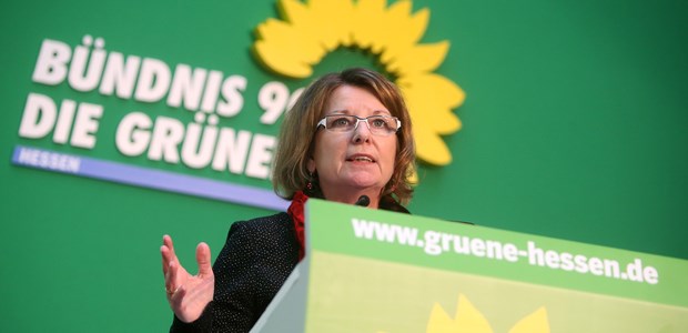 Priska Hinz vor der Rückkehr Priska Hinz in Frankfurt: Die hessischen Grünen stimmen über den Koalitionsvertrag mit der CDU ab.