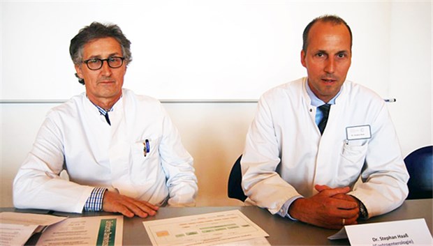 Krebsgesellschaft zertifiziert rein belegärztlich geführtes Zentrum Privatdozent Ralf Grunewald (links) und Dr. Stephan Haaß, Leiter des Darmzentrums Bethanien.