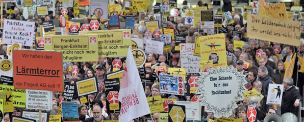Neue Hoffnung für Fluglärmgegner Pro Nachtflugverbot, contra Fluglärm: Dafür demonstrierten tausende Menschen Ende Januar am Frankfurter Flughafen.