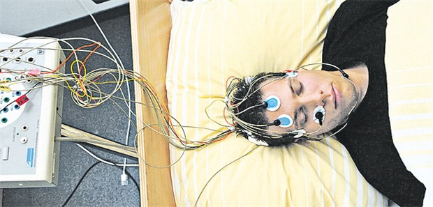 So klappt das Lernen im Schlaf Proband im Schlaflabor: Die Konsolidierung des Gedächtnisses lässt sich im Schlaf gezielt manipulieren.