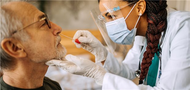 Probeentnahme für einen Corona-Test: In den USA sind im ersten Jahr der Coronaimpfung knapp 14 Prozent der komplett geimpften Krebskranken an COVID erkrankt, aber nur 5 Prozent der geimpften Patienten ohne Krebs. (Symbolbild mit Fotomodellen)