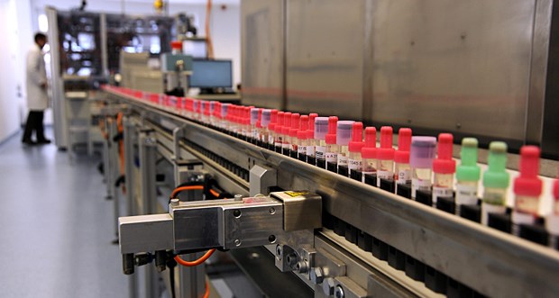 synlab setzt Hoffnung auf den Orient Probenröhrchen im Labor in Augsburg, dem Geschäftssitz der synlab-Gruppe: Expansion soll weiter fortgesetzt werden.