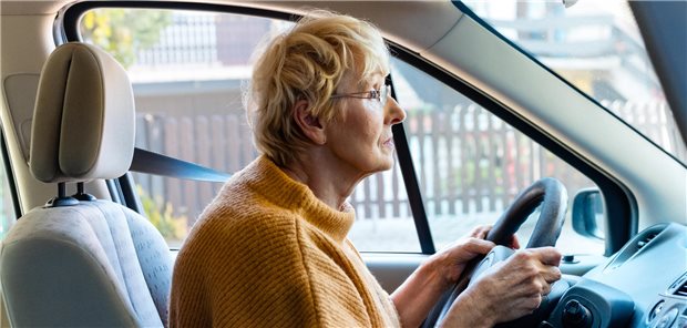 Frau mit Brille fährt Auto