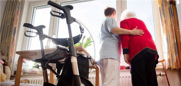 Problemfall Heimpflege: Explodierende Eigenanteile machen vielen älteren Menschen zu schaffen.