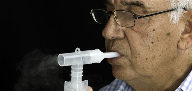 Produktiver Husten belastet COPD-Patientinnen und -Patienten. Eine Geräte-unterstützte Atemtherapie geht mit einem gewissen Vorteil einher, so eine Studie.