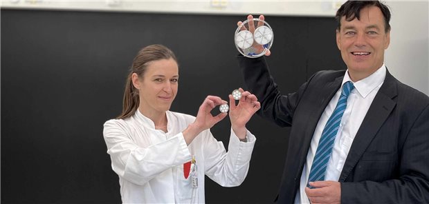 Diabetes-Zentrum in Dresden eröffnet Prof. Barbara Ludwig und Prof. Stefan Bornstein zeigen die Prototypen des Bioreaktors, in dem Betazellen beispielsweise des Schweins verpackt sind und so vor den Abwehrmechanismen des menschlichen Körpers geschützt werden. Fotorechte: