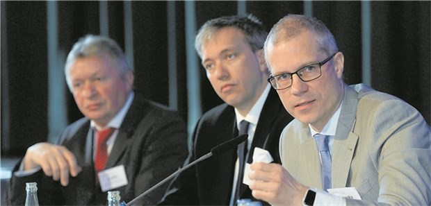Krankenhäuser brauchen auch Geld der Länder Prof. Boris Augurzky (r.), Andreas Schlüter und Achim Schäfer beim Gesundheitskongress des Westens