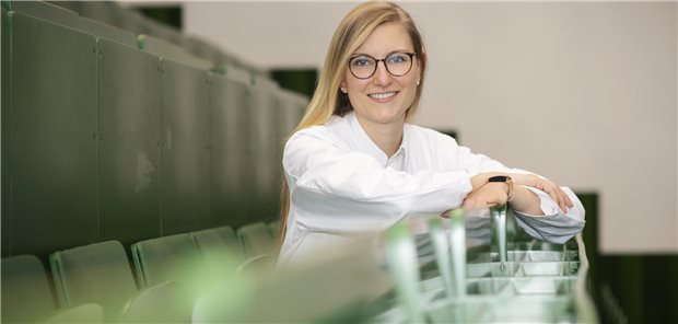 Prof. Carolin Schneider in einem Hörsaal