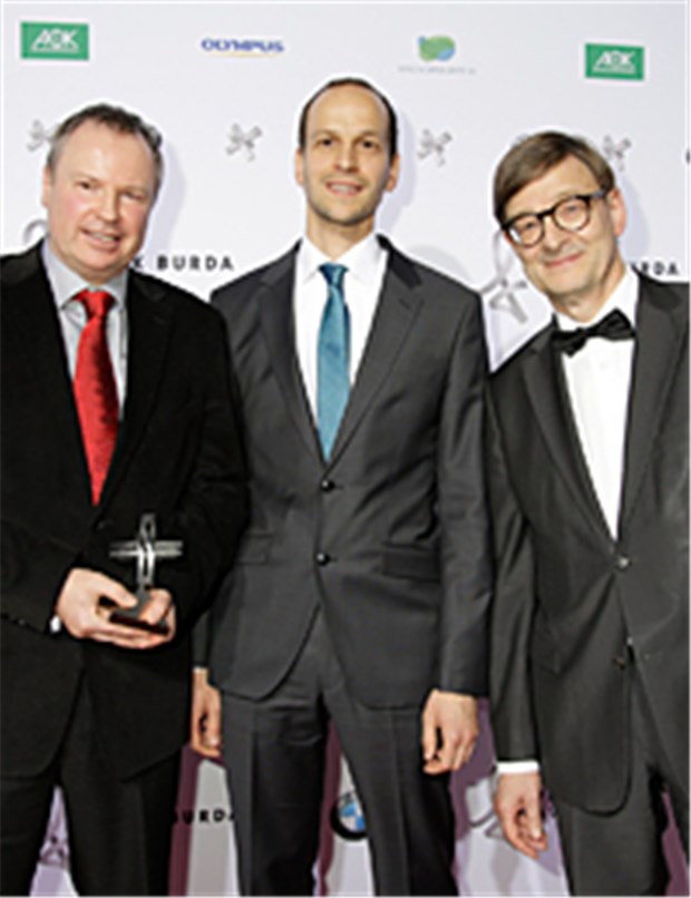 Ehrungen für Kampf gegen Darmkrebs Prof. Dr. Dr. Otmar D. Wiestler (Laudator 2016) und die Preisträger in der Kategorie "Medizin & Wissenschaft", Dr. Georg Zeller (EMBL) und Professor Peer Bork (EMBL).