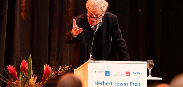 Prof Dr. Julius Schoeps, Vorstandsvorsitzender der Moses Mendelssohn Stiftung, bei der Preisverleihung des Herbert-Lewin-Preises 2019: „Man schwieg und man verdrängte“, sagte er über Ärzte in der Post-NS-Zeit.