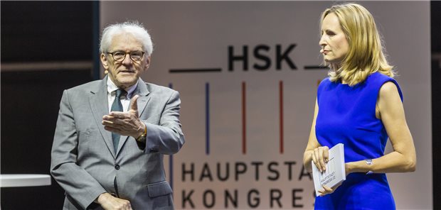 Prof. Dr. Karl Max Einhäupl, hier mit der Moderatorin Sandra Berndt, nahm bei der Eröffnung des Hauptstadtkongresses Bezug auf die Dynamik des Pandemiegeschehens. 

