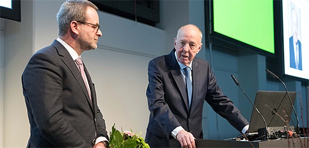 Es gibt noch viel zu tun in der Versorgung Krebskranker! Prof. Dr. Rolf Kreienberg (r.) erhält die Karl-Heinrich-Bauer-Medaille 2018. Links: Prof. Peter Albers, Präsident der DKG.