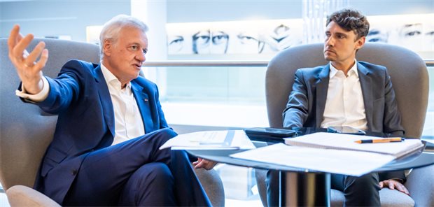 Prof. Ferdinand Gerlach (li.) und Prof. Jonas Schreyögg beim Interview mit der Ärzte Zeitung in Berlin.