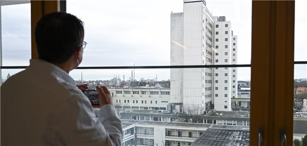 Wie eine Frankfurter Klinik im laufenden Betrieb ihr neues Passivhaus bezieht Prof. Hans Ulrich Hink, Chefarzt der Kardiologie, blickt von einem Fenster im Neubau des Klinikums Höchst auf das alte Klinikgebäude.