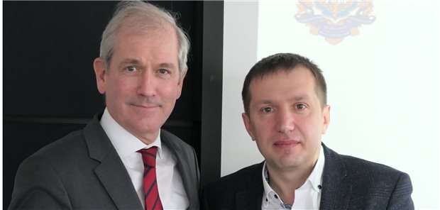 Prof. Iurii Kuchyn, Rektor der Nationalen Medizinischen Oleksandr-Bohomolez-Universität in Kiew (r.), überreichte Professor Jens Scholz die Ehrendoktorwürden aus Kiew und Lwiw während eines Delegationsbesuchs am UKSH.