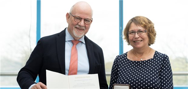 Prof. Martin Exner (Vorstandsvorsitzender der Schülke Stiftung) und Preisträgerin Dr. Bärbel Christiansen.