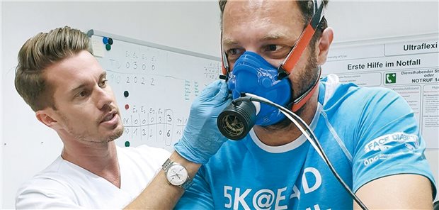 Prof. Ottmar Moser mit einem Patienten beim Sporttest. Etwa eine Stunde dauert der Ersttermin, danach erhalten Patienten ein ausführliches Empfehlungsschreiben.
