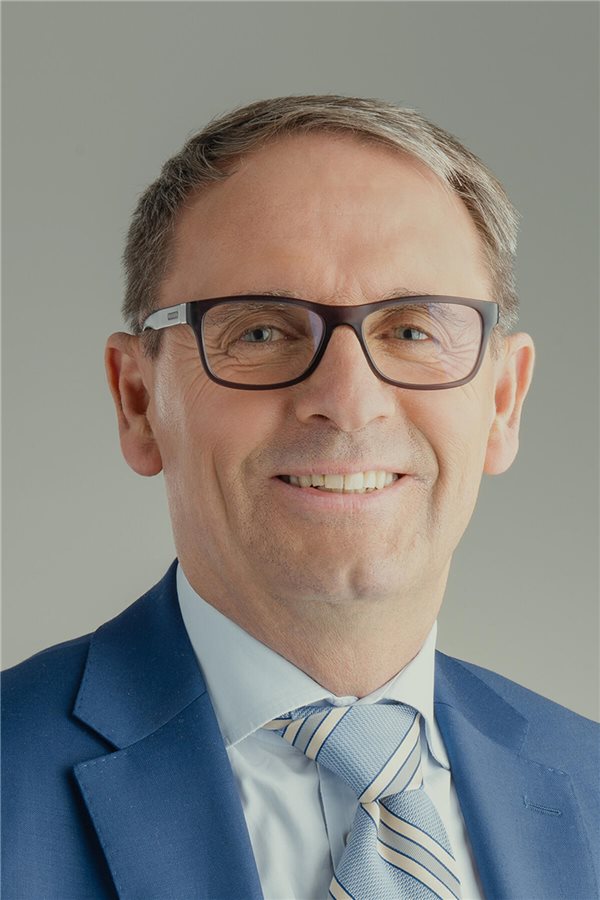 Interview zur neuen Leitlinie Hypertonie: „Optimal wäre ein Wert von 110“ Prof. Thomas Mengden ist Facharzt für Kardiologie und Angiologie. Er ist Mitautor der neuen Versorgungsleitlinie Hypertonie. AOK-Bundesverband