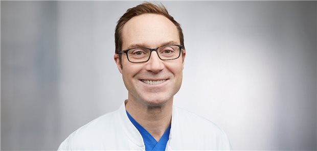 Prof. Tobias Müller ist Chefarzt für Gastroenterologie bei den DRK Kliniken Berlin Mitte.