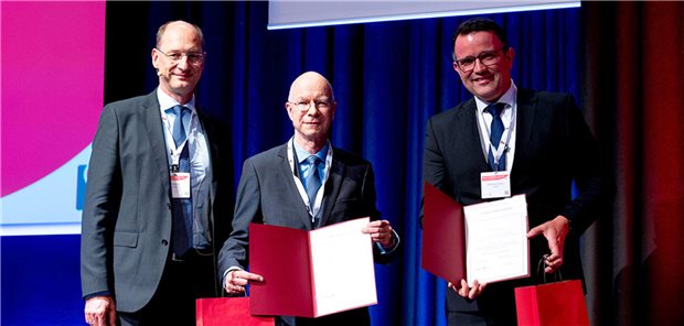 Prof. Ulf Wagner (Laudator, links) mit den Lübecker Preisträgern Prof. Peter Lamprecht (Mitte) und Dr. Sebastian Klapa (rechts).