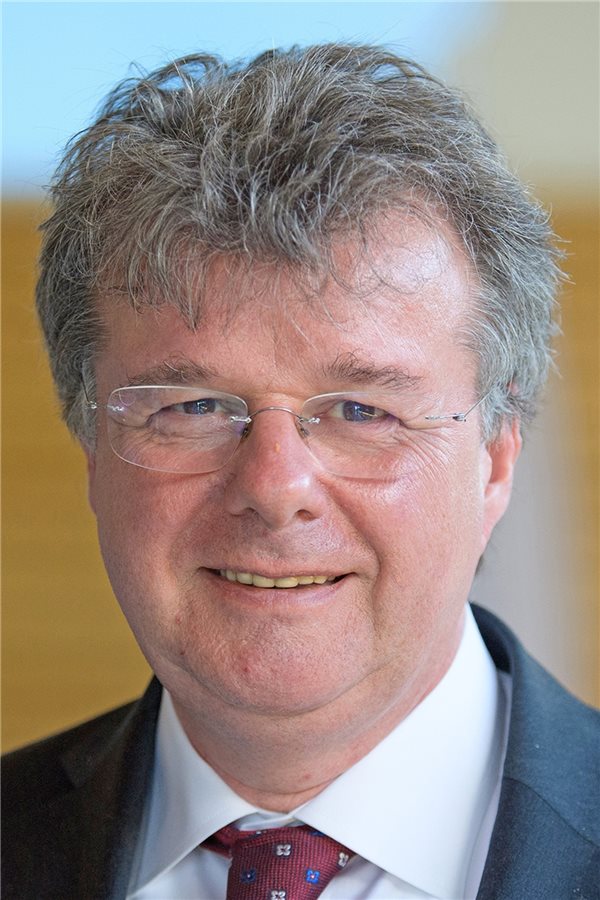 Reha in der Pandemie: Möglich und sicher Volker Koellner, Klinikdirektor und Leiter der Abteilung Psychosomatik und Verhaltenstherapie, Reha-Klinik Seehof der Deutschen Rentenversicherung (DRV).