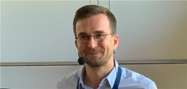 Dr. Kevin Peikert erhält den Glenn-Irvine-Preis Professor Adrian Danek (Emeritus der Ludwig-Maximilians-Universität München und Leiter des bisherigen Referenzzentrums für Neuroakanthozytose-Syndrome in Deutschland), Dr. Kevin Peikert, Arzt in Weiterbildung und Clinician Scientist, Ginger Irvine, Mitgründerin der Advocacy for Neuroacanthocytosis Patients (von links).
