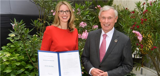 Nationalpreis für Professor Alena Buyx Professor Alena Buyx und Alt-Bundespräsident Horst Köhler, der ihr den Deutschen Nationalpreis überreicht hat.