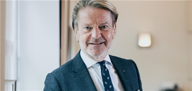 Professor Alexander Ehlers in seiner Kanzlei in München: Nach 37 Jahren will der Arzt und Rechtsanwalt noch einmal etwas Neues versuchen.  (Archivbild)