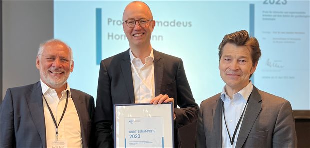 Professor Amadeus Hornemann (m.) bekommt die Auszeichnung von Dr. Bernd Bojahr (links, Schatzmeister AGE) und AGE-Präsident Professor Dr. Uwe A. Ulrich.
