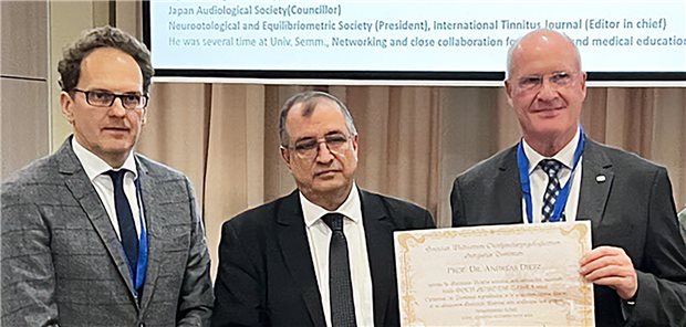 Auszeichnung für Direktor der Leipziger HNO-Klinik Andreas Dietz Professor Andreas Dietz (r.) erhält die Auszeichnung aus den Händen von Professor László Tamás (M.) und Dr. Zsolt Bella, Generalsekretär der Ungarischen HNO-Gesellschaft.