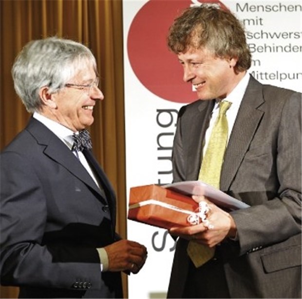 Preis für Schmerztherapie bei behinderten Kindern Professor Andreas Fröhlich (links) gratuliert Preisträger PD Dr. Boris Zernikow.