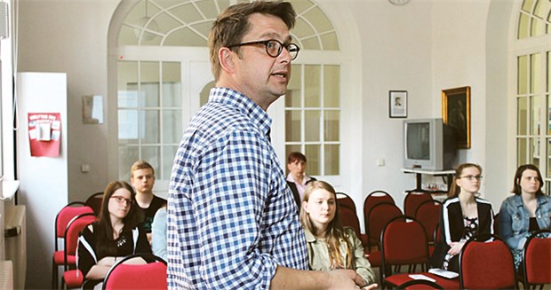 Hausärzte machen Lust auf ihren Beruf Professor Andreas Klement, Hausarzt und Professor für Allgemeinmedizin, bei seinem Vortrag vor Gymnasiasten in Halberstadt.