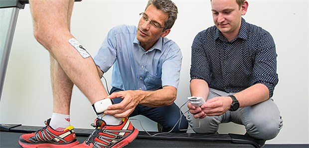 So geht gesünder laufen Professor Antonio Krüger and Felix Kosmalla vom DFKI haben einen Laufassistenten entwickelt, der dem Läufer während des Laufens die richtige Bewegung antrainiert.