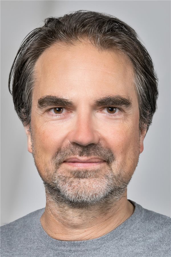 Attila Altiner: „Potenzielle Lebensretter sollten wir nicht leichtfertig verordnen“ Professor Attila Altiner ist Ärztlicher Direktor der Abteilung Allgemeinmedizin und Versorgungsforschung am Universitätsklinikum Heidelberg. Er forscht unter anderem zu den Themen Arzt-Patienten-Kommunikation, Atemwegsinfekte und Antibiotika.