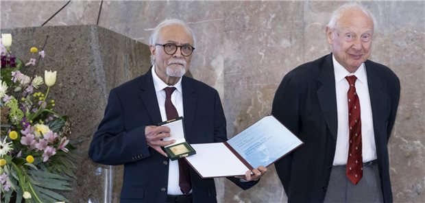 Die beiden Preisträger nebeneinander mit der Urkunde. 